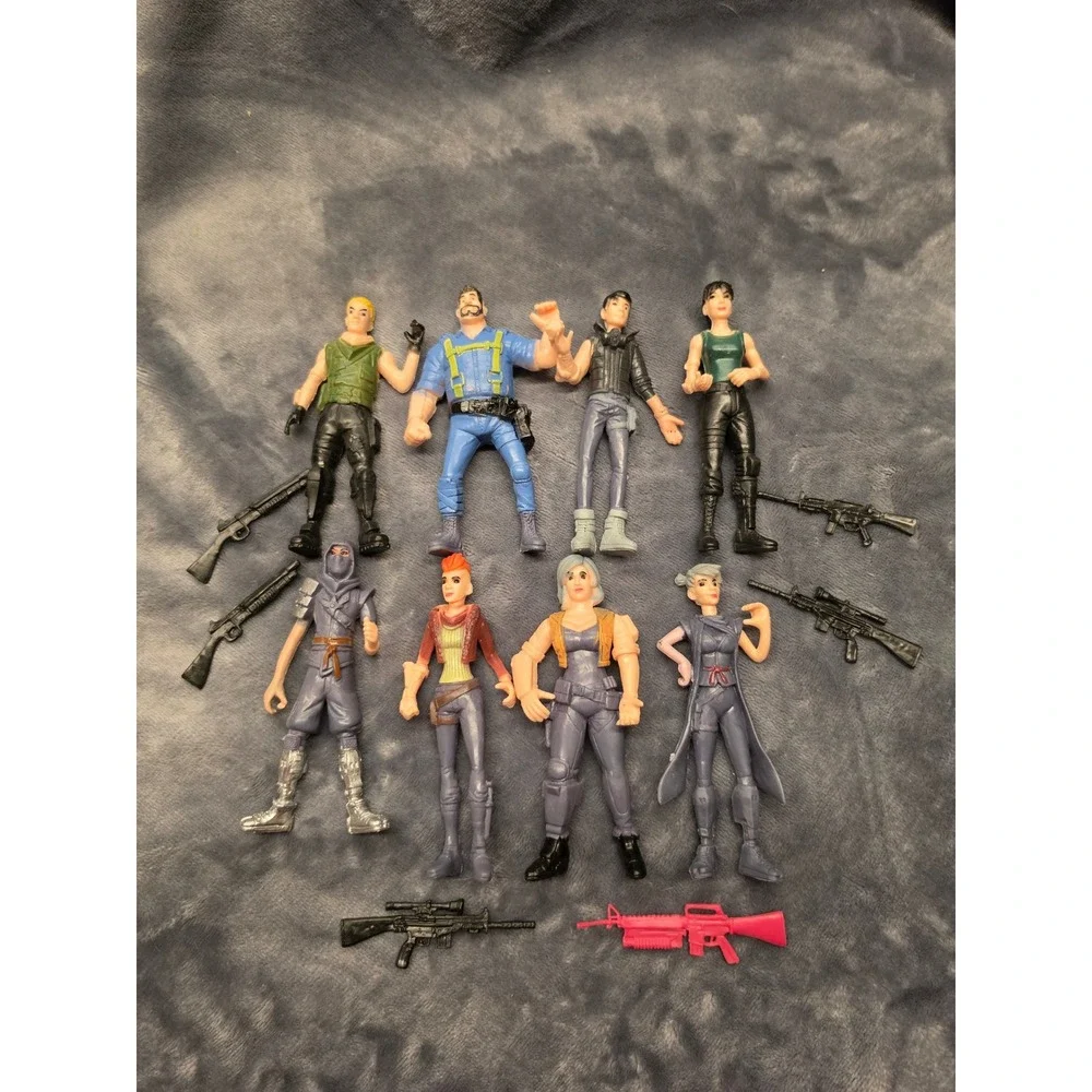 Lot of 8 Military Action Figures with 7 Weapon Accessories Tactical Toy Set